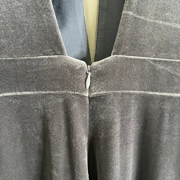 JOVANI Velvet Plunging Neckline Long Sleeve Wide Leg Jumpsuit Sz 4 Gray Disco - Picture 6 of 13